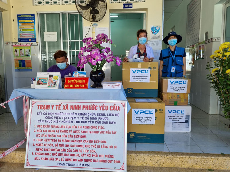 Công Ty TNHH Điện Lực Vân Phong trao tặng vật tư y tế cho Trạm Y tế xã Ninh Phước vào tháng 2/2021